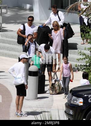 Esclusivo!! Kelly Ripa saluta suo marito, Mark Consuelos, e tre figli Michael, Lola e Joaquin mentre tornano a casa dopo una pausa del fine settimana a Miami. Ripa gridò a Arrivederci mentre la sua famiglia scacciò. Ripa sta rimanendo dietro per filmare il suo programma tv dal vivo con Regis Philbin. Miami, Florida. 5/4/09. Foto Stock