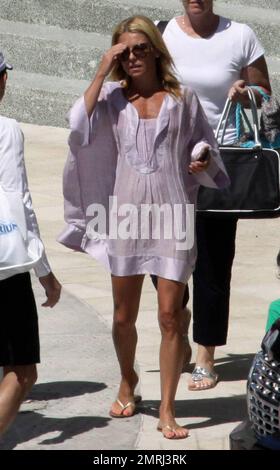 Esclusivo!! Kelly Ripa saluta suo marito, Mark Consuelos, e tre figli Michael, Lola e Joaquin mentre tornano a casa dopo una pausa del fine settimana a Miami. Ripa gridò a Arrivederci mentre la sua famiglia scacciò. Ripa sta rimanendo dietro per filmare il suo programma tv dal vivo con Regis Philbin. Miami, Florida. 5/4/09. Foto Stock