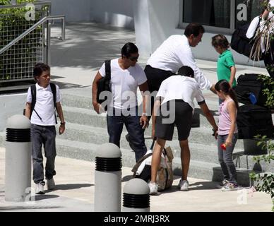 Esclusivo!! Kelly Ripa saluta suo marito, Mark Consuelos, e tre figli Michael, Lola e Joaquin mentre tornano a casa dopo una pausa del fine settimana a Miami. Ripa gridò a Arrivederci mentre la sua famiglia scacciò. Ripa sta rimanendo dietro per filmare il suo programma tv dal vivo con Regis Philbin. Miami, Florida. 5/4/09. Foto Stock