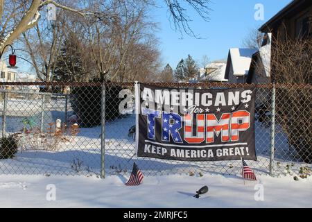 Americani per Trump mantenere l'America Grande bandiera in inverno in una giornata di sole a Des Plaines, Illinois Foto Stock