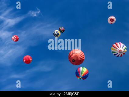 St Paul, Minnesota. Gara di mongolfiera. Palloncini colorati che corrono durante il carnevale invernale. Foto Stock