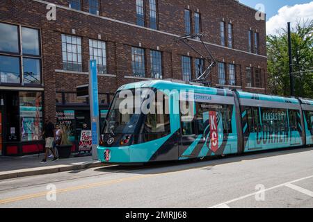 Kansas City, Missouri. Il KC Streetcar è un percorso gratuito di tre miglia che corre lungo Main Street nel centro di KC collegando l'area del mercato del fiume KC alla Crown C. Foto Stock