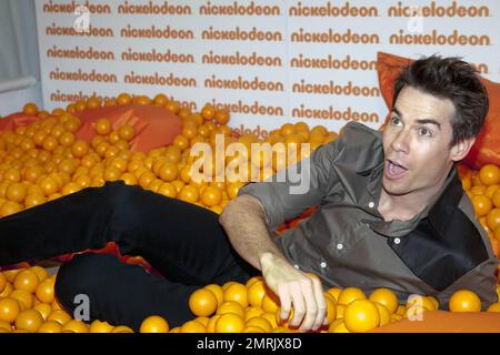 Ospite del Nickelodeon Australia's Kids Choice Awards 2010, l'attore statunitense Jerry Trainor clown in un box con la finalista di Miss Singapore Karen Wong prima dell'evento. Sydney, Australia. 10/8/10. Foto Stock