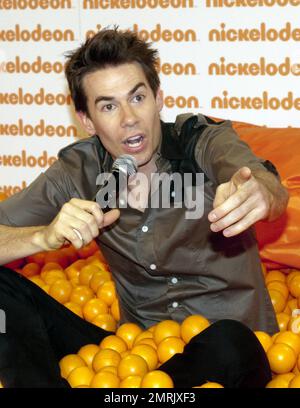 Ospite del Nickelodeon Australia's Kids Choice Awards 2010, l'attore statunitense Jerry Trainor clown in un box con la finalista di Miss Singapore Karen Wong prima dell'evento. Sydney, Australia. 10/8/10. Foto Stock