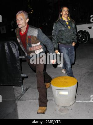 Anthony Kiedis e Flea (alias Michael Balzary) dei Red Hot Chili Peppers arrivano allo Staples Center per assistere alla partita di basket LA Lakers vs Utah Jazz, dove i Lakers battono il Jazz 120-91. Kiedis, 48 anni, mostrò i suoi capelli in continua crescita che sono ben oltre la lunghezza della spalla, mentre il compagno di bandmate Flea portava un paio di CD che sembravano avere etichette fatte in casa su di loro dicendo 'RHCP', che sta per Red Hot Chili Peppers. Los Angeles, California. 01/25/11. Foto Stock