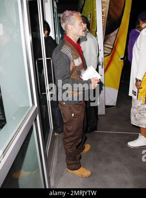 Anthony Kiedis e Flea (alias Michael Balzary) dei Red Hot Chili Peppers arrivano allo Staples Center per assistere alla partita di basket LA Lakers vs Utah Jazz, dove i Lakers battono il Jazz 120-91. Kiedis, 48 anni, mostrò i suoi capelli in continua crescita che sono ben oltre la lunghezza della spalla, mentre il compagno di bandmate Flea portava un paio di CD che sembravano avere etichette fatte in casa su di loro dicendo 'RHCP', che sta per Red Hot Chili Peppers. Los Angeles, California. 01/25/11. Foto Stock