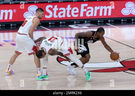 Chicago, Stati Uniti. 31st Jan, 2023. Kawhi Leonard (2 Los Angeles Clippers) ruba la palla da DeMar DeRozan (11 Chicago Bulls) durante la partita tra i Chicago Bulls e Los Angeles Clippers martedì 31 gennaio 2023 presso lo United Center, Chicago, USA. (NESSUN USO COMMERCIALE) (Foto: Shaina Benhiyoun/Sports Press Photo/C - UN'ORA DI SCADENZA - ATTIVA FTP SOLO SE LE IMMAGINI HANNO MENO DI UN'ORA - Alamy) Credit: SPP Sport Press Photo. /Alamy Live News Foto Stock