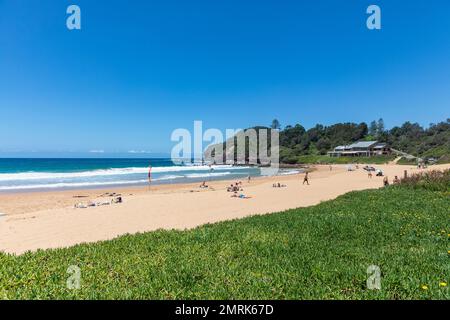 Warriewood Beach a Sydney, sulla costa orientale, giorno estivo con cielo blu chiaro, Sydney, NSW, Australia Foto Stock