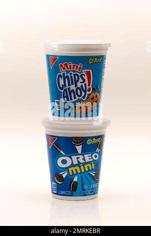 Go-Paks of Oreo Mini biscotti e patatine Ahoy di Nabisco su sfondo bianco Foto Stock