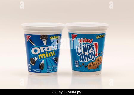 Go-Paks of Oreo Mini biscotti e patatine Ahoy di Nabisco su sfondo bianco Foto Stock