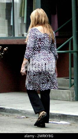 Esclusivo!! Kirstie Alley sfoca la sua nuova figura in un vestito a prova di pelle durante un viaggio di shopping domenicale con i suoi figli William e Lillie. Il "Fat Actress" ha pranzato per la prima volta al pane Panera, seguito da un dolce dolce. Poi è stato su un negozio di antiquariato dove ha aiutato a caricare un nuovo tavolo di legno nel suo U-Haul affittato. Forse Alley stava spendendo alcuni dei contanti che ha guadagnato dalla vendita del iarda ha tenuto l'ultimo fine settimana alla sua casa. Studio City, CA. 10/1/06 Foto Stock