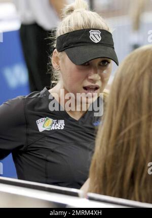 Anna Kournikova gioca nel doppio match femminile con la St. Louis Aces durante la loro partita contro i Boston Losters nel torneo della WTT Professional Tennis League al Ferncroft Country Club. Gli assi hanno perso la partita 5-1. Durante il gioco, secondo quanto riferito, Anna discuteva brevemente con un giudice di una chiamata fuori limite e, dopo la partita, si sedette a margine e chiacchierò con un amico. Mentre lì, un uomo è venuto e ha detto qualcosa che sembrava snervare la superstar del tennis. Hanno avuto una discussione accesa prima che l'allenatore capo si sia messo in moto per l'uomo a partire come la situazione stava causando una scena. Foto Stock