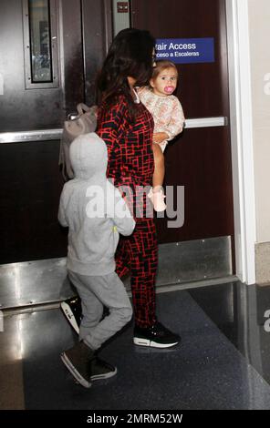 Kourtney Kardashian con Mason e Penelope all'aeroporto LAX di Los Angeles, CA. 25th giugno, 2014. Foto Stock