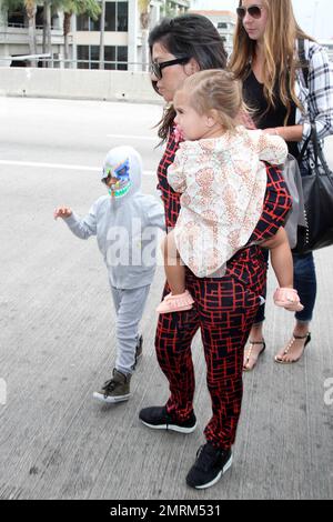 Kourtney Kardashian con Mason e Penelope all'aeroporto LAX di Los Angeles, CA. 25th giugno, 2014. Foto Stock