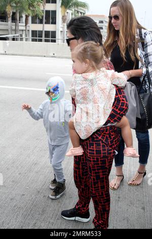 Kourtney Kardashian con Mason e Penelope all'aeroporto LAX di Los Angeles, CA. 25th giugno, 2014. Foto Stock