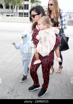 Kourtney Kardashian con Mason e Penelope all'aeroporto LAX di Los Angeles, CA. 25th giugno, 2014. Foto Stock