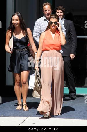 Entrando nella moda autunnale, Kourtney Kardashian indossa un top arancione con pantaloni tan in stile gaucho e gli accessori per il suo insieme con una grande borsa marrone, tacchi alti e grandi occhiali da sole mentre era avvistata nel quartiere del design di Miami facendo un po' di shopping a Celine e il famoso Louis Vuitton. Miami, Florida. 22nd ottobre 2012. Foto Stock