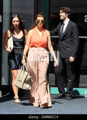 Entrando nella moda autunnale, Kourtney Kardashian indossa un top arancione con pantaloni tan in stile gaucho e gli accessori per il suo insieme con una grande borsa marrone, tacchi alti e grandi occhiali da sole mentre era avvistata nel quartiere del design di Miami facendo un po' di shopping a Celine e il famoso Louis Vuitton. Miami, Florida. 22nd ottobre 2012. Foto Stock