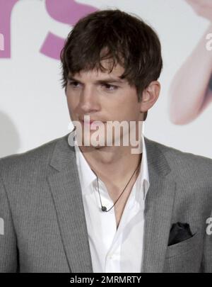 L'attore Ashton Kutcher e il regista Robert Luketic arrivano a una proiezione del loro film 'Killers', co-protagonista Katherine Heigl, tenuto presso l'Event Cinemas George Street. La coppia si è fatta in giro, Luketic muovendo le braccia in modo flamboyante e Kutcher giocando con una palla di rugby. Luketic, probabilmente meglio conosciuto per la regia di Reese Witherspoon in 'Legally Blonde', secondo quanto riferito, fu introdotto a Kutcher presso la Playboy Mansion dalla moglie di Kutcher Demi Moore. Sydney, Australia. 07/18/10. Foto Stock