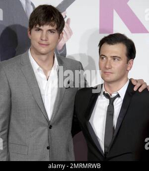 L'attore Ashton Kutcher e il regista Robert Luketic arrivano a una proiezione del loro film 'Killers', co-protagonista Katherine Heigl, tenuto presso l'Event Cinemas George Street. La coppia si è fatta in giro, Luketic muovendo le braccia in modo flamboyante e Kutcher giocando con una palla di rugby. Luketic, probabilmente meglio conosciuto per la regia di Reese Witherspoon in 'Legally Blonde', secondo quanto riferito, fu introdotto a Kutcher presso la Playboy Mansion dalla moglie di Kutcher Demi Moore. Sydney, Australia. 07/18/10. Foto Stock