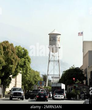 Il famoso segno di Hollywood era in pericolo oggi come un fuoco infuriato sulla cresta dietro. Case di celebrità, Warner Bros Studio, Universal Studios e Forest Lawn cimitero sono stati tutti minacciati dalla blaze che è stato presumibilmente iniziato da due giovani dell'Illinois. 3/30/07 Foto Stock