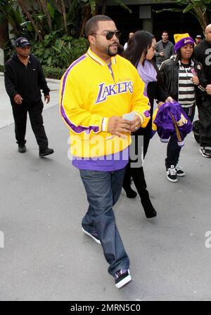 Ice Cube (o'Shea Jackson) arriva allo Staples Center per partecipare alla partita di basket LA Lakers vs Miami Heat Christmas Day. Los Angeles, California. 12/25/10. Foto Stock