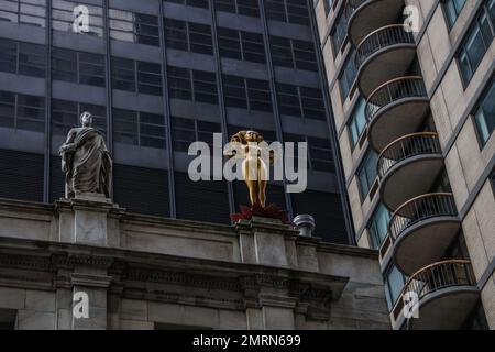 Una nuova statua pro-aborto è stata collocata sulla cima del tribunale di New York City e sta suscitando polemiche e si chiama 'demoniaca'. La scintillante scultura femminile dorata di otto metri, che emerge da un fiore di loto rosa, indossa il colletto in pizzo del giudice Ruth Bader Ginsburg. La statua fu realizzata dall'artista pakistano-americano Shahzia Sikander, 53 anni, e fu eretta sul tetto del tribunale della Divisione d'appello, primo Dipartimento giudiziario della Corte Suprema dello Stato di New York, accanto a statue di diversi altri legislatori. famoso. Il monumento, tuttavia, attira l'attenzione di Foto Stock