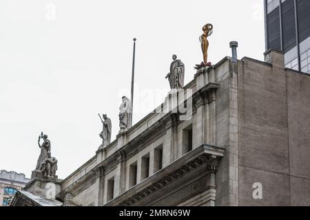 Una nuova statua pro-aborto è stata collocata sulla cima del tribunale di New York City e sta suscitando polemiche e si chiama 'demoniaca'. La scintillante scultura femminile dorata di otto metri, che emerge da un fiore di loto rosa, indossa il colletto in pizzo del giudice Ruth Bader Ginsburg. La statua fu realizzata dall'artista pakistano-americano Shahzia Sikander, 53 anni, e fu eretta sul tetto del tribunale della Divisione d'appello, primo Dipartimento giudiziario della Corte Suprema dello Stato di New York, accanto a statue di diversi altri legislatori. famoso. Il monumento, tuttavia, attira l'attenzione di Foto Stock