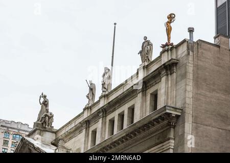 Una nuova statua pro-aborto è stata collocata sulla cima del tribunale di New York City e sta suscitando polemiche e si chiama 'demoniaca'. La scintillante scultura femminile dorata di otto metri, che emerge da un fiore di loto rosa, indossa il colletto in pizzo del giudice Ruth Bader Ginsburg. La statua fu realizzata dall'artista pakistano-americano Shahzia Sikander, 53 anni, e fu eretta sul tetto del tribunale della Divisione d'appello, primo Dipartimento giudiziario della Corte Suprema dello Stato di New York, accanto a statue di diversi altri legislatori. famoso. Il monumento, tuttavia, attira l'attenzione di Foto Stock