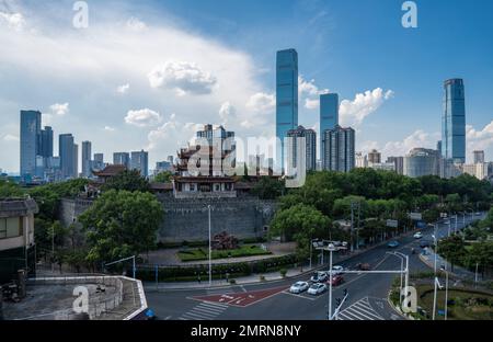 Changsha come architettura moderna sotto lo sfondo del padiglione del centro oro antiche mura della città Foto Stock