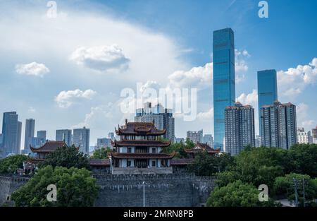 Changsha come architettura moderna sotto lo sfondo del padiglione del centro oro antiche mura della città Foto Stock