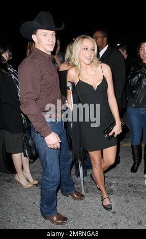 Jewel, usando le stampelle per nutrire un infortunio, arriva con il marito e lo sfidante "Dancing with the Stars" Ty Murray al concerto di Star Magazine Lady Gaga al nightclub Apple di Los Angeles, CA. 3/11/09. Foto Stock