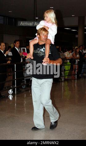 Esclusivo!! Laird Hamilton, la figlia Reece e la moglie Gabrielle Reece arrivano all'aeroporto LAX. Los Angeles, California 7/12/07. Foto Stock