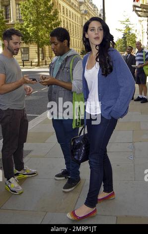 Indossando un vestito piuttosto conservativo abbinato ad alcuni appartamenti colorati, la cantante Lana del Rey effettua il check-out dal suo hotel. Si è riferito che Lana spera di lanciare una carriera di sceneggiatura cinematografica e sta attualmente lavorando al suo primo progetto. I rapporti continuano a dire che preferirebbe lavorare dietro le quinte di Hollywood piuttosto che continuare con la sua carriera musicale e non lavorerà a un follow-up del suo album di successo "Born to Die". Londra, Regno Unito. 5th settembre 2012. Foto Stock