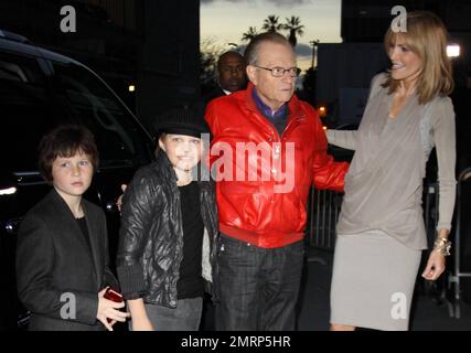 Larry King, la moglie Shawn Southwick e i loro figli Chance King e Cannon King arrivano all'edificio della CNN prima della registrazione finale di "Larry King Live". Il live chat show è in onda dal 1985 con Larry intervistando sia personalità politiche leader e celebrità. Durante la mostra finale Larry è stato Unito alla sua scrivania da sua moglie e i bambini. La fascia oraria della CNN sarà ora riempita da un nuovo programma, 'Piers Morgan Tonight', ospitato dalla personalità televisiva britannica Piers Morgan. Los Angeles, California. 12/16/10. Foto Stock