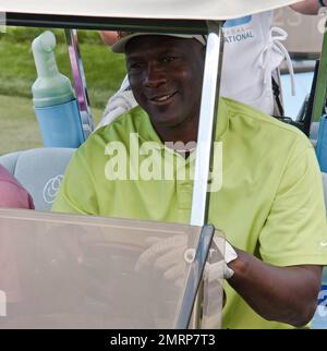 Michael Jordan partecipa all'ultimo giorno del 10th° torneo annuale Michael Jordan Celebrity Invitational Golf che si è giocato dal 31st marzo al 3rd aprile presso il campo da golf Shadow Creek. Alla fine del torneo Michael Jordan si pose con toni Kukoc di basket croato in pensione e un grande assegno di $40.000. Las Vegas, Nevada. 04/03/11. Foto Stock