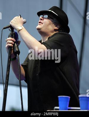 John Popper di 'Blues travler' si esibisce dal vivo in concerto come parte del tour Last Summer on Earth presso l'anfiteatro di Raleigh, North Carolina. 12th luglio 2012. Foto Stock