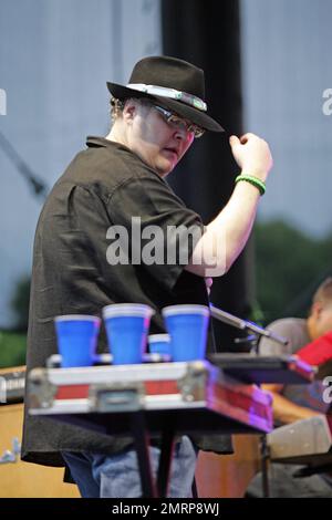 John Popper di 'Blues travler' si esibisce dal vivo in concerto come parte del tour Last Summer on Earth presso l'anfiteatro di Raleigh, North Carolina. 12th luglio 2012. . Foto Stock