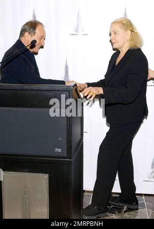 La leggendaria attrice Lauren Bacall ospita la cerimonia dell'illuminazione presso l'Empire state Building che celebra il 125th° anniversario dell'American Academy of the drammatic Arts Per festeggiare, l'edificio era illuminato di blu e bianco per onorare l'accademia. New York, NY. 10/2/09. Foto Stock