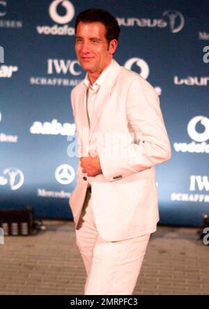 Clive Owen arriva ai Laureus World Sports Awards che si tengono presso l'Emirates Palace. Abu Dhabi, Emirati Arabi Uniti. 03/09/10. Foto Stock