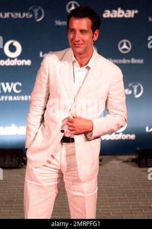 Clive Owen arriva ai Laureus World Sports Awards che si tengono presso l'Emirates Palace. Abu Dhabi, Emirati Arabi Uniti. 03/09/10. . Foto Stock