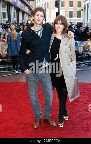 Jim Sturgess (L) e la fidanzata Mickey o'Brien posano per fotografi sul tappeto rosso alla prima britannica di Warner Bros. "Legend of the Guardians: The Owls of Ga'Hoole" tenuto al cinema Odeon nel West End di Londra. L'animazione di avventura e fantasia, diretta da Zack Snyder (Watchmen, 300), presenta le voci di Helen Mirren, Sam Neill, Jim Sturgess e Geoffrey Rush. Basato su una popolare serie di libri, il film di famiglia è stato descritto come una versione per bambini di 'Braveheart' con recensioni che dicono che è, 'una storia oscura e densa piena di nobili guerrieri, potenti scontri e piume flyingƒ' Londo Foto Stock