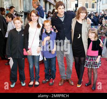 Jim Sturgess, la ragazza Mickey o'Brien e gli ospiti posano per fotografi sul tappeto rosso alla prima britannica di Warner Bros. "Legend of the Guardians: The Owls of Ga'Hoole" tenuto al cinema Odeon nel West End di Londra. L'animazione di avventura e fantasia, diretta da Zack Snyder (Watchmen, 300), presenta le voci di Helen Mirren, Sam Neill, Jim Sturgess e Geoffrey Rush. Basato su una popolare serie di libri, il film di famiglia è stato descritto come una versione per bambini di 'Braveheart' con recensioni che dicono che è, 'una storia oscura e densa piena di nobili guerrieri, potenti scontri e piume flyingƒ' L. Foto Stock