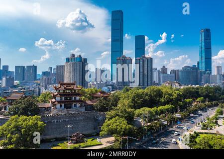 L'antenna changsha sullo sfondo del centro dell'oro, come le antiche mura della città Foto Stock