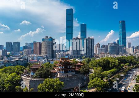 L'antenna changsha sullo sfondo del centro dell'oro, come le antiche mura della città Foto Stock