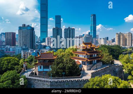 L'antenna changsha sullo sfondo del centro dell'oro, come le antiche mura della città Foto Stock