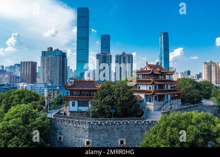 L'antenna changsha sullo sfondo del centro dell'oro, come le antiche mura della città Foto Stock