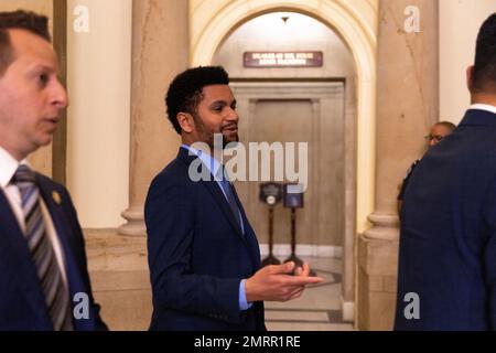 Washington, Stato di Vereinigte. 31st Jan, 2023. Il rappresentante degli Stati Uniti Maxwell Frost (democratico della Florida) cammina attraverso il Campidoglio a Washington, DC, martedì 31 gennaio 2023. Credit: Julia Nikhinson/CNP/dpa/Alamy Live News Foto Stock