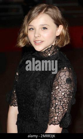 L'attrice di 13 anni Chloe Moretz ha un aspetto molto maturo, con un trucco per gli occhi e un grazioso abito in pizzo nero sul tappeto rosso per la prima di 'Let Me in' tenutasi al Vue West End durante il BFI London Film Festival 54th. "Let Me in" è un film horror drammatico americano basato sul film svedese del 2008 "Let the Right One in". Londra, Regno Unito. 10/14/10. Foto Stock