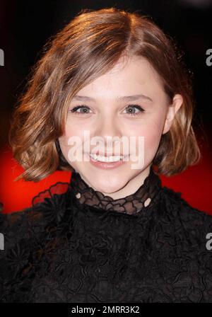 L'attrice di 13 anni Chloe Moretz ha un aspetto molto maturo, con un trucco per gli occhi e un grazioso abito in pizzo nero sul tappeto rosso per la prima di 'Let Me in' tenutasi al Vue West End durante il BFI London Film Festival 54th. "Let Me in" è un film horror drammatico americano basato sul film svedese del 2008 "Let the Right One in". Londra, Regno Unito. 10/14/10. Foto Stock